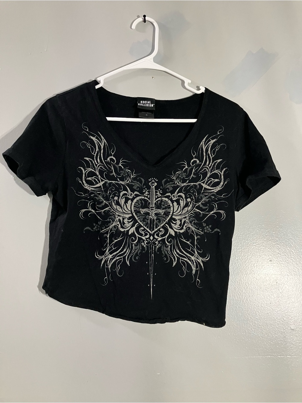 Black Graphic V-Neck Cropped Tee